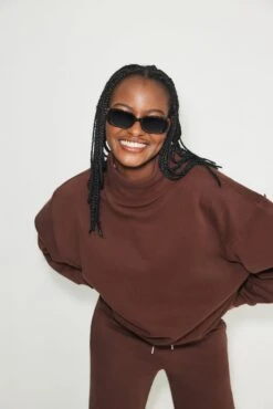 Tala OFF DUTY MOCK NECK CLUB SWEATSHIRT- WALNUT -Sportswear Store 230302 TALA OFFDUTY STUDIO 04 0570