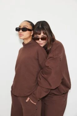 Tala OFF DUTY MOCK NECK CLUB SWEATSHIRT- WALNUT -Sportswear Store 230302 TALA OFFDUTY STUDIO 08 1022