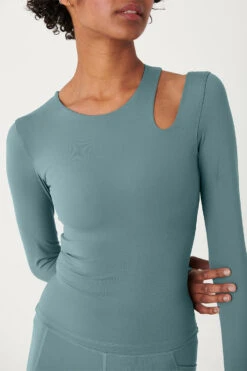 Tala SKINLUXE CUT OUT SHOULDER LONG SLEEVE TOP - LEAF GREEN -Sportswear Store 6a