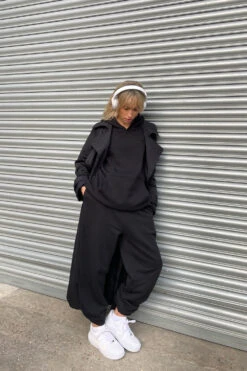 Tala CLUB OVERSIZED HOODIE WITH EMBROIDERED LOGO - BLACK -Sportswear Store CLUB CUFFED JOGGER HOODIE BLACK e29bc576 cbaa 42c6 bcf1 560a3a863c5f