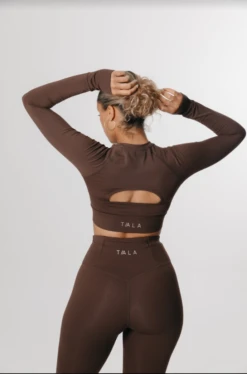 Tala SKINLUXE CROP KEYHOLE LONG SLEEVE TOP - BROWN -Sportswear Store Screenshot2021 09 23at10.00.12
