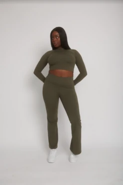 Tala DAYFLEX MOCK NECK CROP LONG SLEEVE TOP - ARMY GREEN 9 Tala DAYFLEX MOCK NECK CROP LONG SLEEVE TOP - ARMY GREEN -Sportswear Store Screenshot2022 07 06at12.00.37