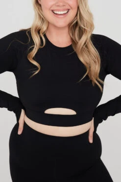Tala SKINLUXE LONG SLEEVE CROP KEYHOLE TOP - SHADOW BLACK -Sportswear Store TALASkinluxe Borgecom 27 049