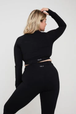 Tala SKINLUXE LONG SLEEVE CROP KEYHOLE TOP - SHADOW BLACK -Sportswear Store TALASkinluxe Borgecom 27 077